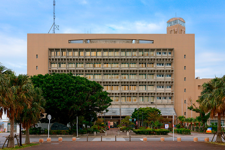 沖縄市役所（沖縄市役所前広場・市民ホール）